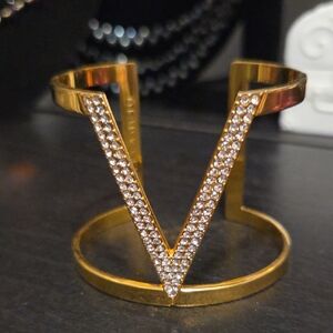 Elegant Gold V-Shaped Ring with Crystals